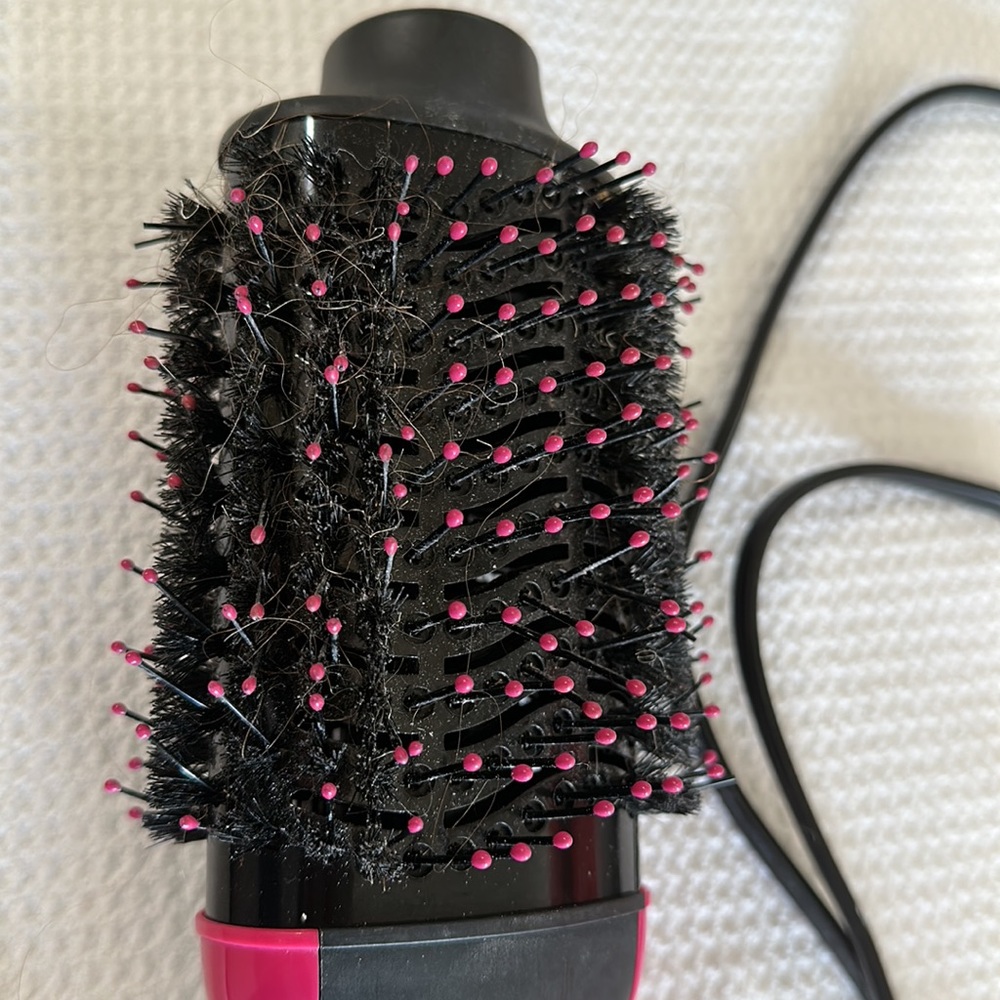 Revlon One-Step Ceramic Volumizer Drier for more shine, and less breakage - Picture 5 of 5